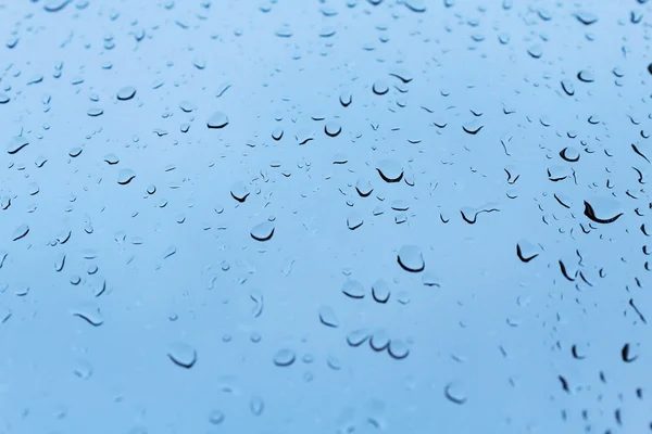 Gotas de agua sobre vidrio, gotas de lluvia macro — Foto de Stock