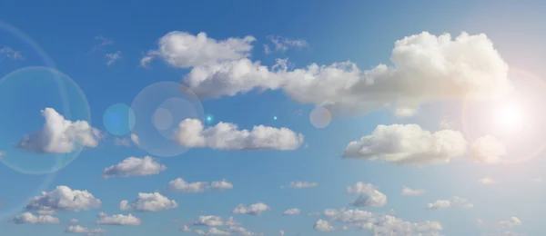 Cielo azul, luz solar y nubes - cielo azul con nubes — Foto de Stock