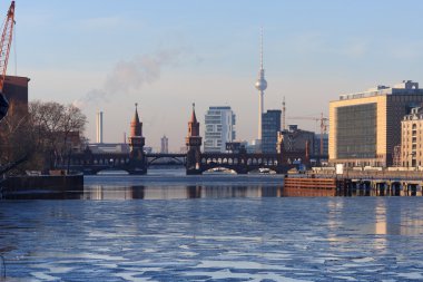 Berlin siluetinin sırasında kış, kreuberg, tv Kulesi, oberbaum işleniyor