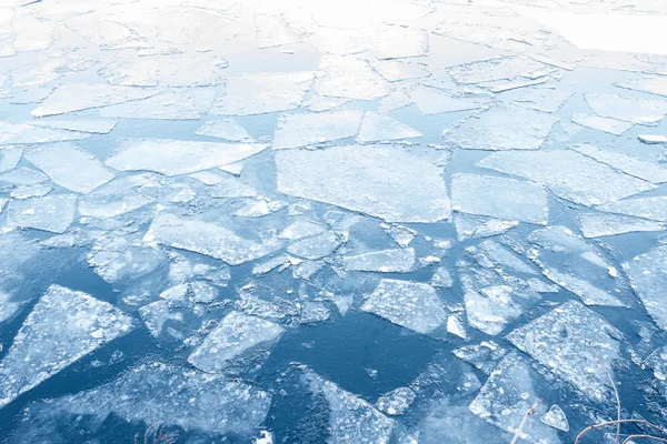 Témpanos de hielo flotantes en el agua - fondo de invierno helado —  Fotos de Stock