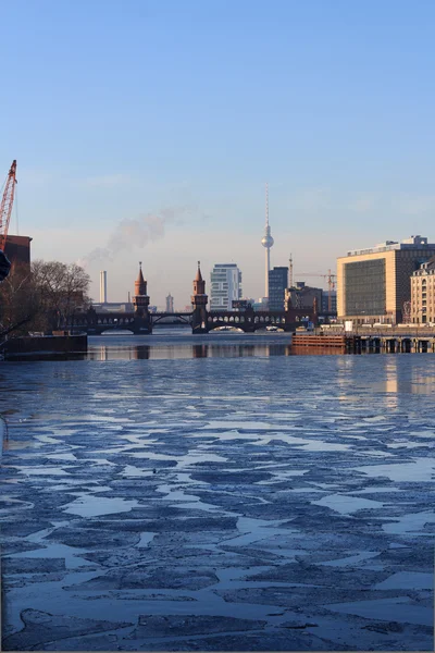 Stołeczne zimą - kreuberg, wieża telewizyjna, most oberbaum — Zdjęcie stockowe