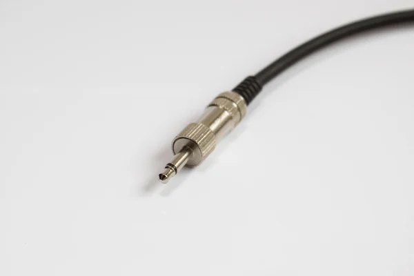 Câble audio noir, prise jack chromée isolée sur fond blanc — Photo