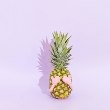 Bilge maymun gibi taze ananas. Kötülük görmemek kavramı. Yaz meyveleri mor arka planda.