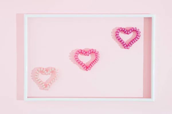 Minimales Modernes Liebeskonzept Drei Herzen Weißem Rahmen Auf Brite Rosa — Stockfoto
