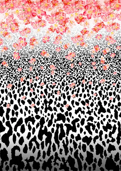 Леопардове хутро з рожевими квітами — стокове фото