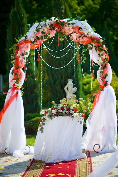 Arco para a cerimônia de casamento — Fotografia de Stock