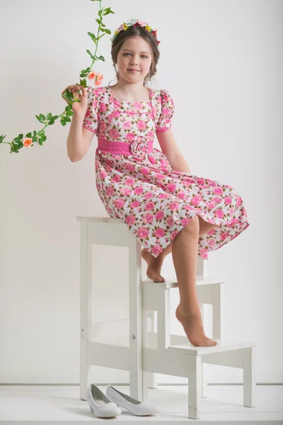 Foto de estudio de una chica sobre un fondo claro — Foto de Stock