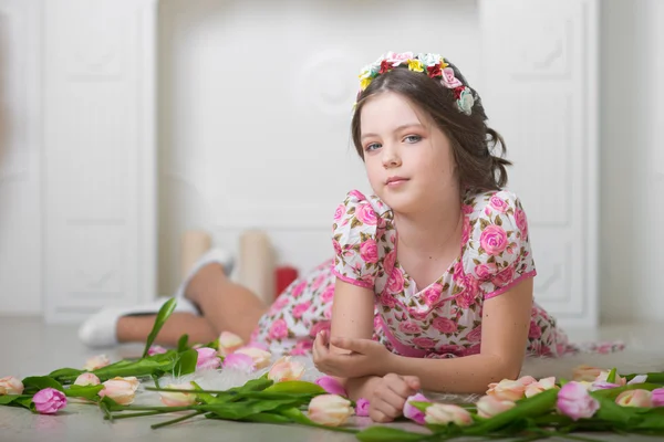 Foto de estúdio de uma menina em um fundo claro — Fotografia de Stock