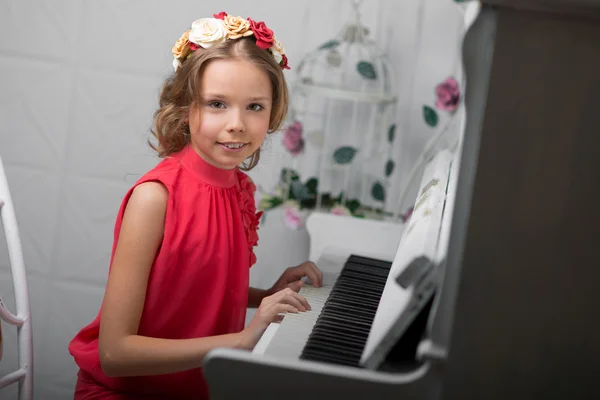 Studio foto di una ragazza su uno sfondo chiaro — Foto Stock