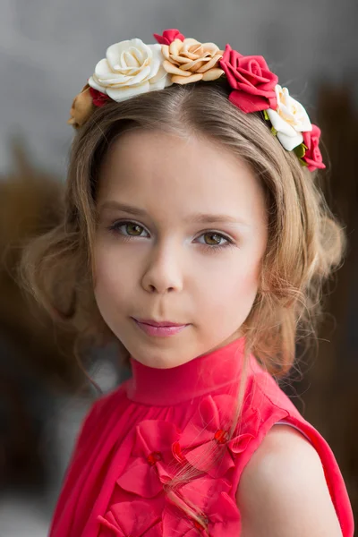 Studio foto di una ragazza su uno sfondo chiaro — Foto Stock