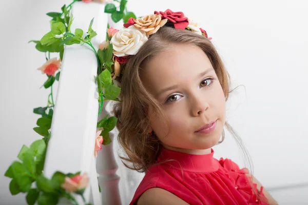 Studio foto di una ragazza su uno sfondo chiaro — Foto Stock