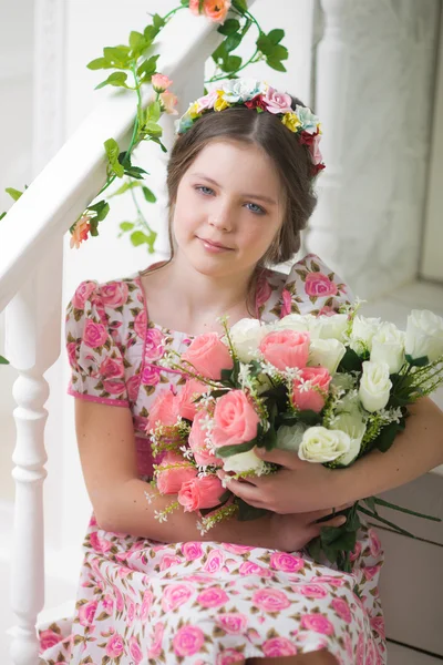 Studio foto di una ragazza su uno sfondo chiaro — Foto Stock