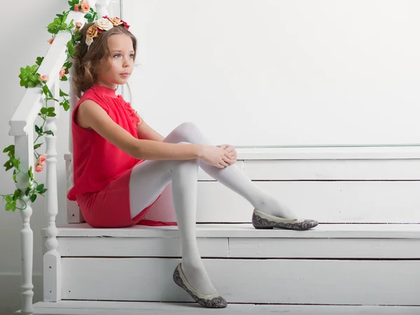 Studio foto di una ragazza su uno sfondo chiaro — Foto Stock