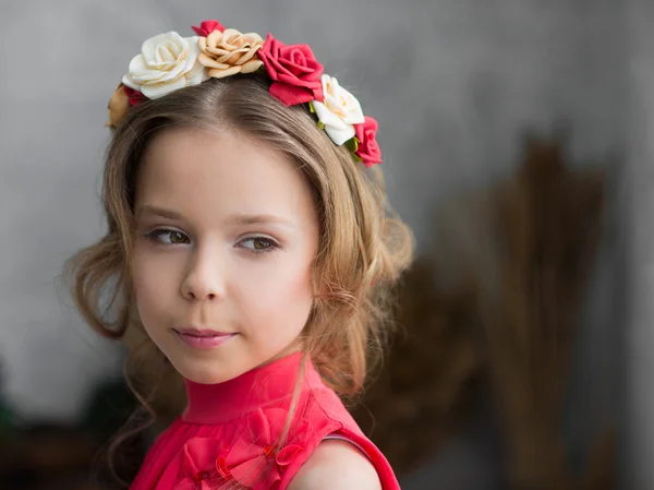 Studio foto di una ragazza su uno sfondo chiaro — Foto Stock