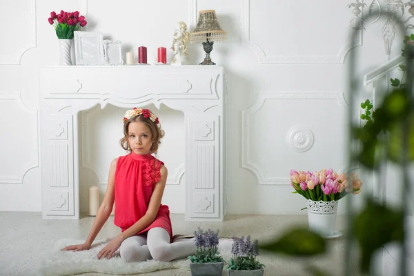 Foto de estúdio de uma menina em um fundo claro — Fotografia de Stock