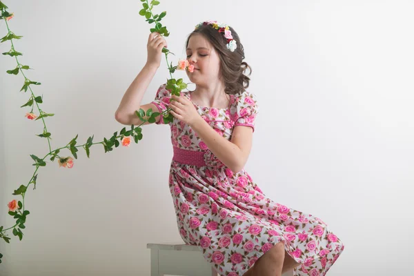 Studio foto di una ragazza su uno sfondo chiaro — Foto Stock