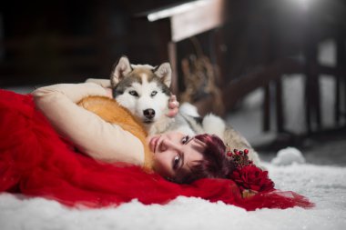 Husky köpekleri ile güzel kadın
