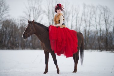 güzel bir genç kadın kahverengi at ile
