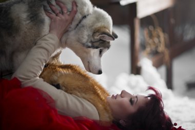 Husky köpekleri ile güzel kadın