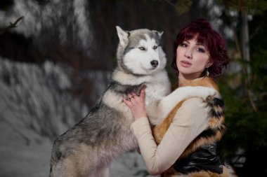 Husky köpekleri ile güzel kadın