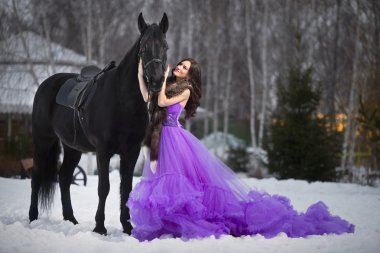 siyah bir at ile güzel bir genç kadın