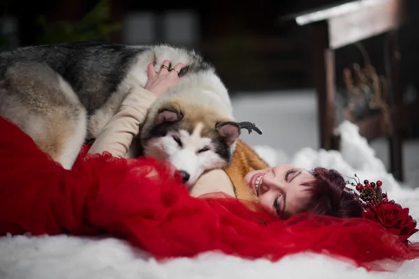 Bella donna con un husky cani — Foto Stock