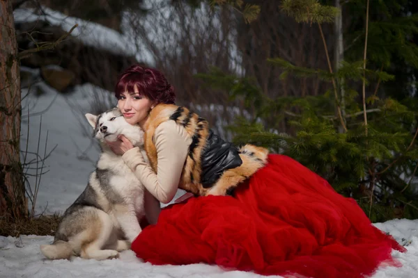 Mulher bonita com um cães husky — Fotografia de Stock