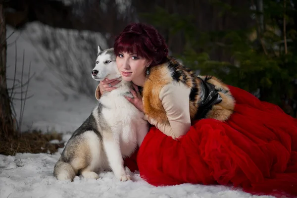 Mulher bonita com um cães husky — Fotografia de Stock