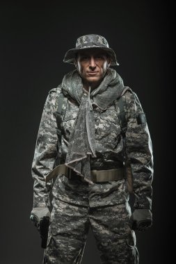 Karanlık bir arka plan üzerinde silahlı Özel Kuvvetler asker adam