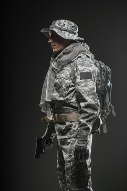 Karanlık bir arka plan üzerinde silahlı Özel Kuvvetler asker adam