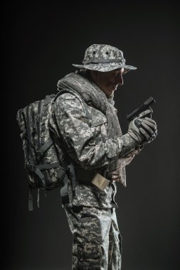 Karanlık bir arka plan üzerinde silahlı Özel Kuvvetler asker adam
