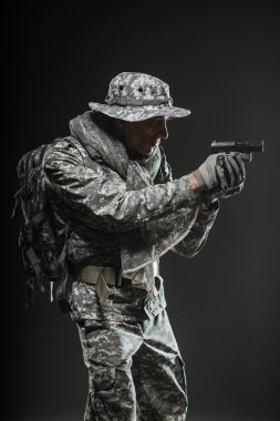 Karanlık bir arka plan üzerinde silahlı Özel Kuvvetler asker adam