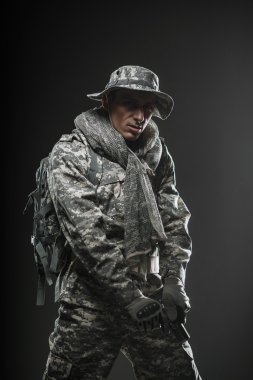 Karanlık bir arka plan üzerinde silahlı Özel Kuvvetler asker adam