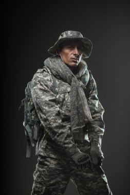 Karanlık bir arka plan üzerinde silahlı Özel Kuvvetler asker adam