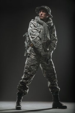 Karanlık bir arka plan üzerinde silahlı Özel Kuvvetler asker adam