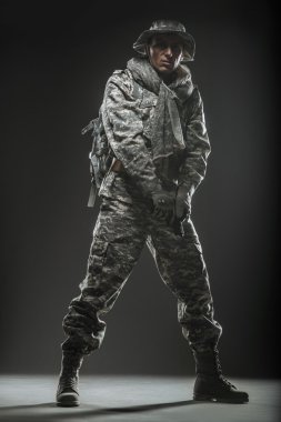 Karanlık bir arka plan üzerinde silahlı Özel Kuvvetler asker adam