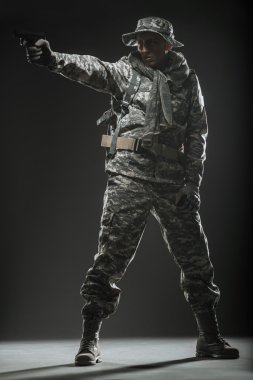 Karanlık bir arka plan üzerinde silahlı Özel Kuvvetler asker adam