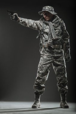 Karanlık bir arka plan üzerinde silahlı Özel Kuvvetler asker adam