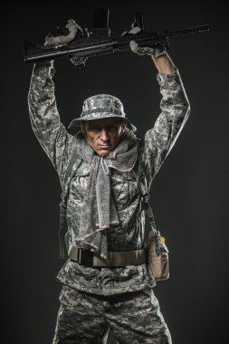 Özel Kuvvetler asker adam makinalı tüfek karanlık bir arka plan ile