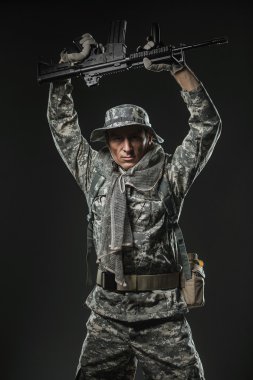 Özel Kuvvetler asker adam makinalı tüfek karanlık bir arka plan ile