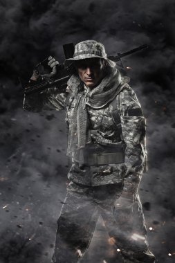Özel Kuvvetler asker adam makinalı tüfek karanlık bir arka plan ile