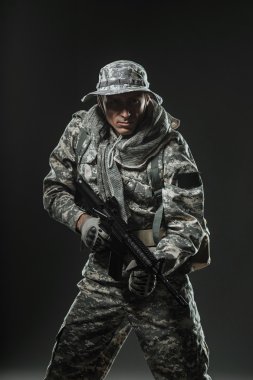 Özel Kuvvetler asker adam makinalı tüfek karanlık bir arka plan ile