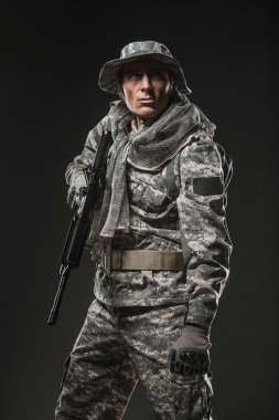 Özel Kuvvetler asker adam makinalı tüfek karanlık bir arka plan ile