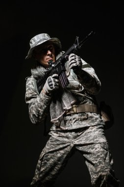 Özel Kuvvetler asker adam makinalı tüfek karanlık bir arka plan ile