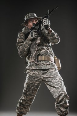 Özel Kuvvetler asker adam makinalı tüfek karanlık bir arka plan ile