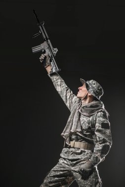 Özel Kuvvetler asker adam makinalı tüfek karanlık bir arka plan ile