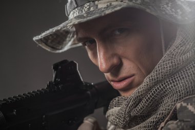 Özel Kuvvetler asker adam makinalı tüfek karanlık bir arka plan ile
