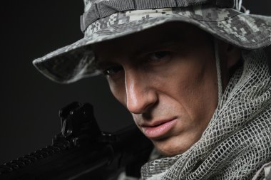 Özel Kuvvetler asker adam makinalı tüfek karanlık bir arka plan ile