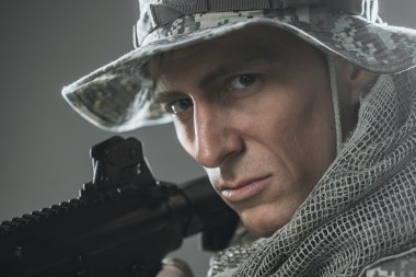 Özel Kuvvetler asker adam makinalı tüfek karanlık bir arka plan ile