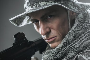 Özel Kuvvetler asker adam makinalı tüfek karanlık bir arka plan ile